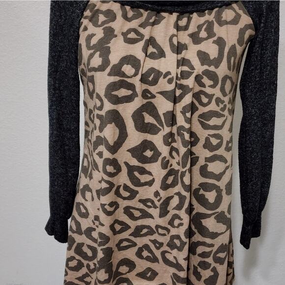 CASALEE leopard super soft cowl neck asymmetrical hem tunic‎ size medium - Picture 4 of 7